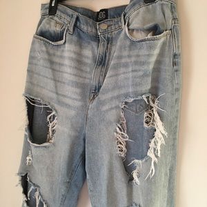 URBAN OUTFITTERS HIGH RISE MOM JEANS
